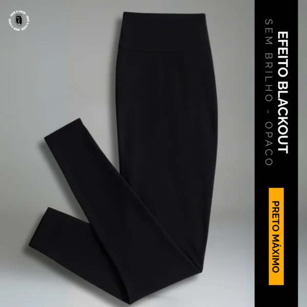 Calça legging preta feminina da Silk & Luck dobrada, destacando o tecido grosso com efeito blackout opaco e sem brilho, garantindo zero transparência.